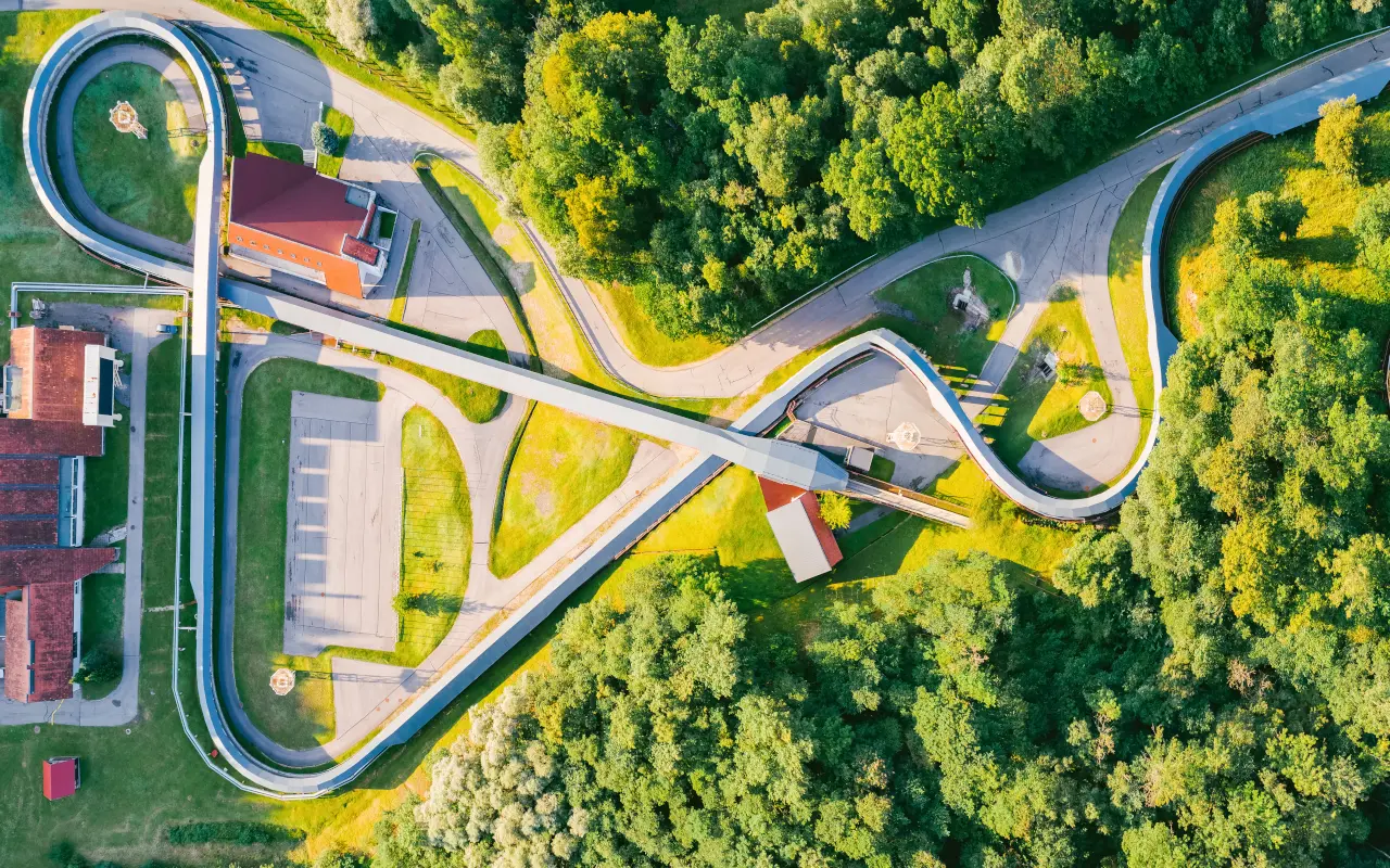 Vista aérea de la pista de bobsleigh, el deporte local por excelencia.