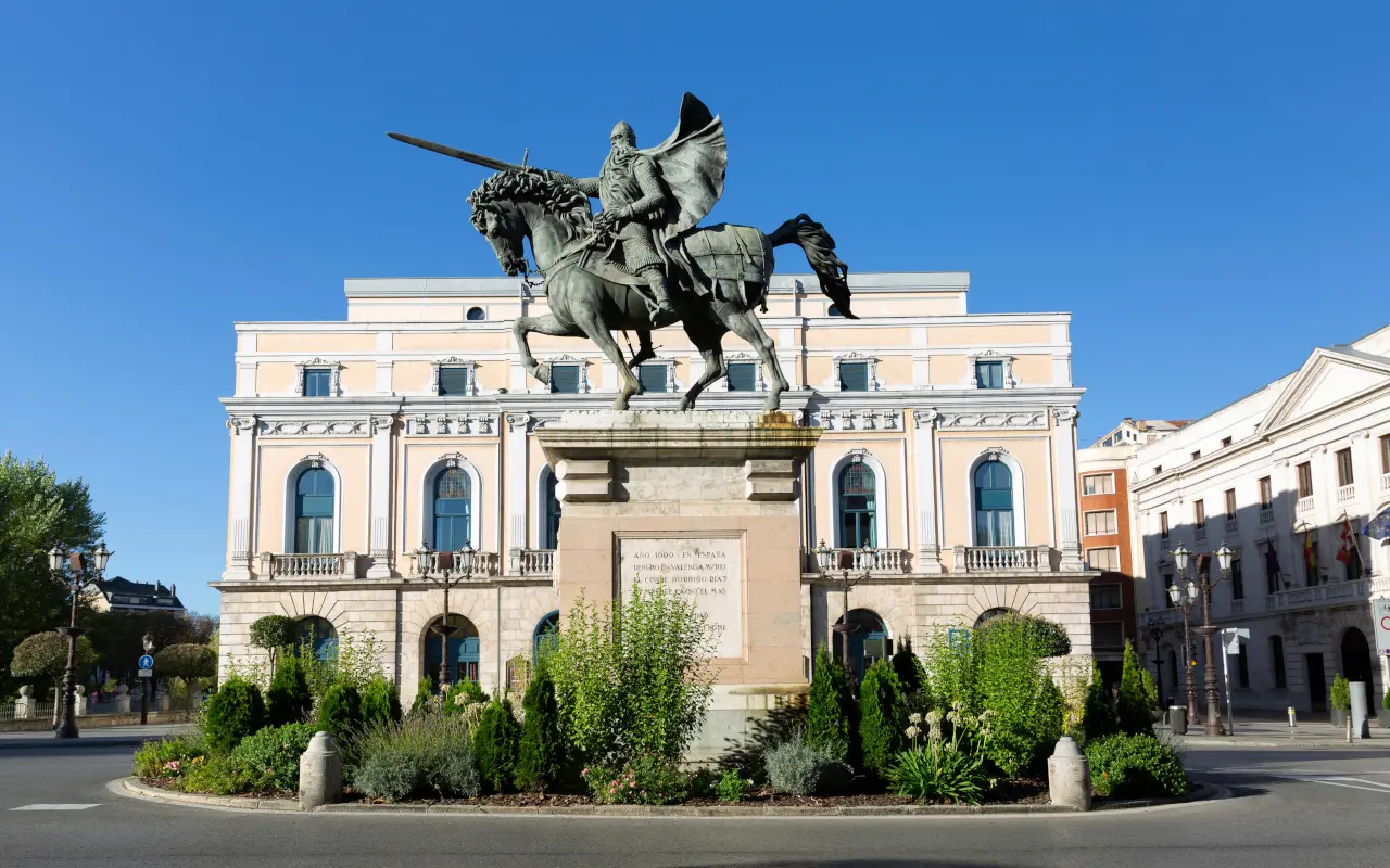  Plaza del Cid y la estatua ecuestre de Rodrigo Díaz de Vivar.