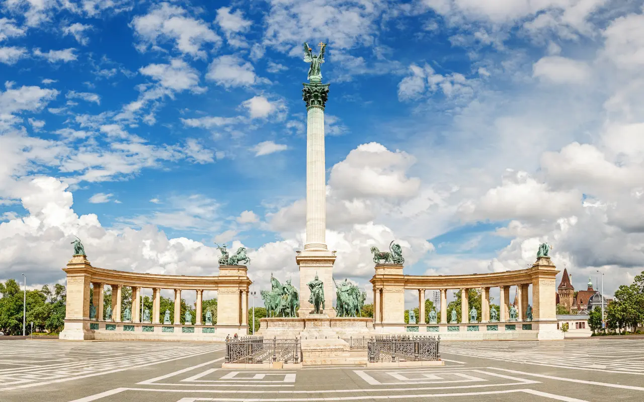Imponente Plaza de los Héroes de Budapest, con una explanada en la que haremos una parada.