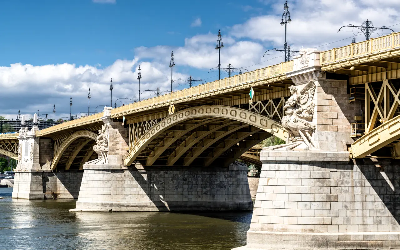 También pasaremos por el Puente de Margarita para llegar a Buda.