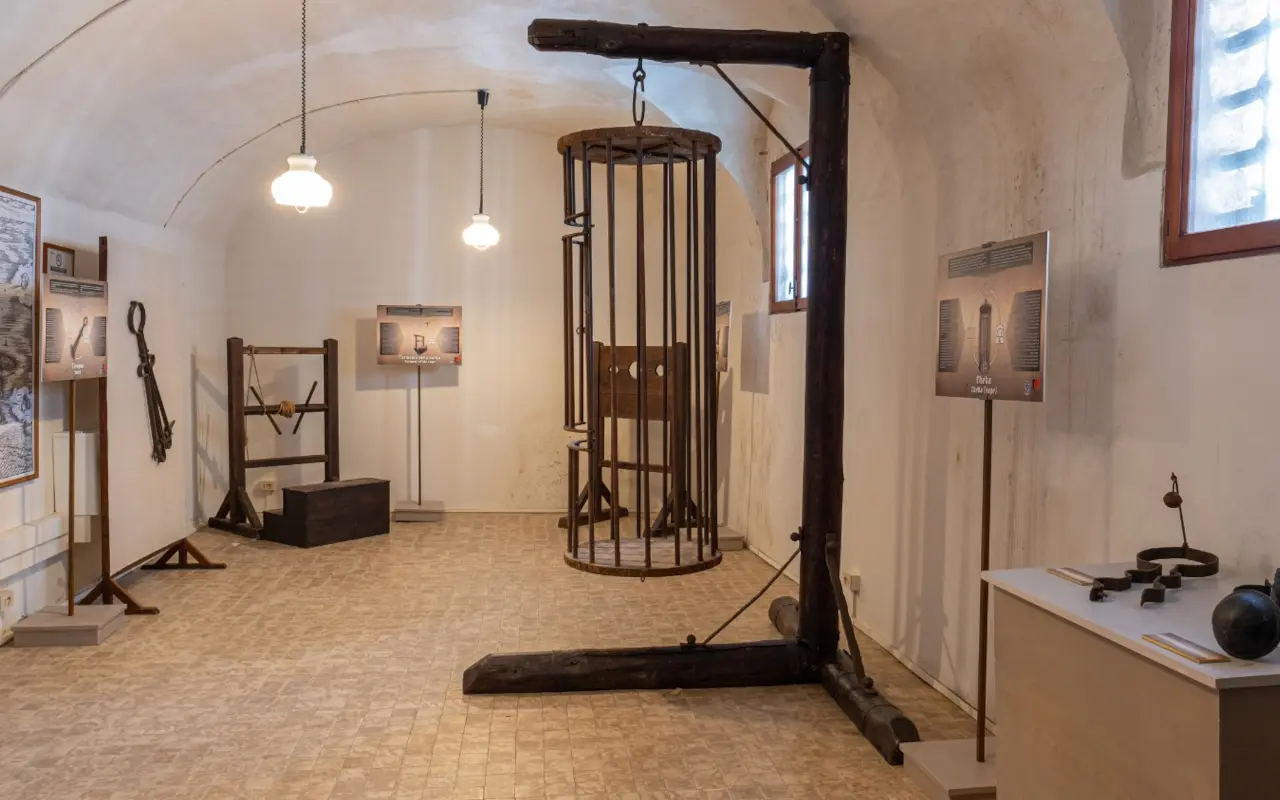 Dispositivo de tortura medieval en Praga, utilizado durante la Inquisición para obtener confesiones bajo sufrimiento.
