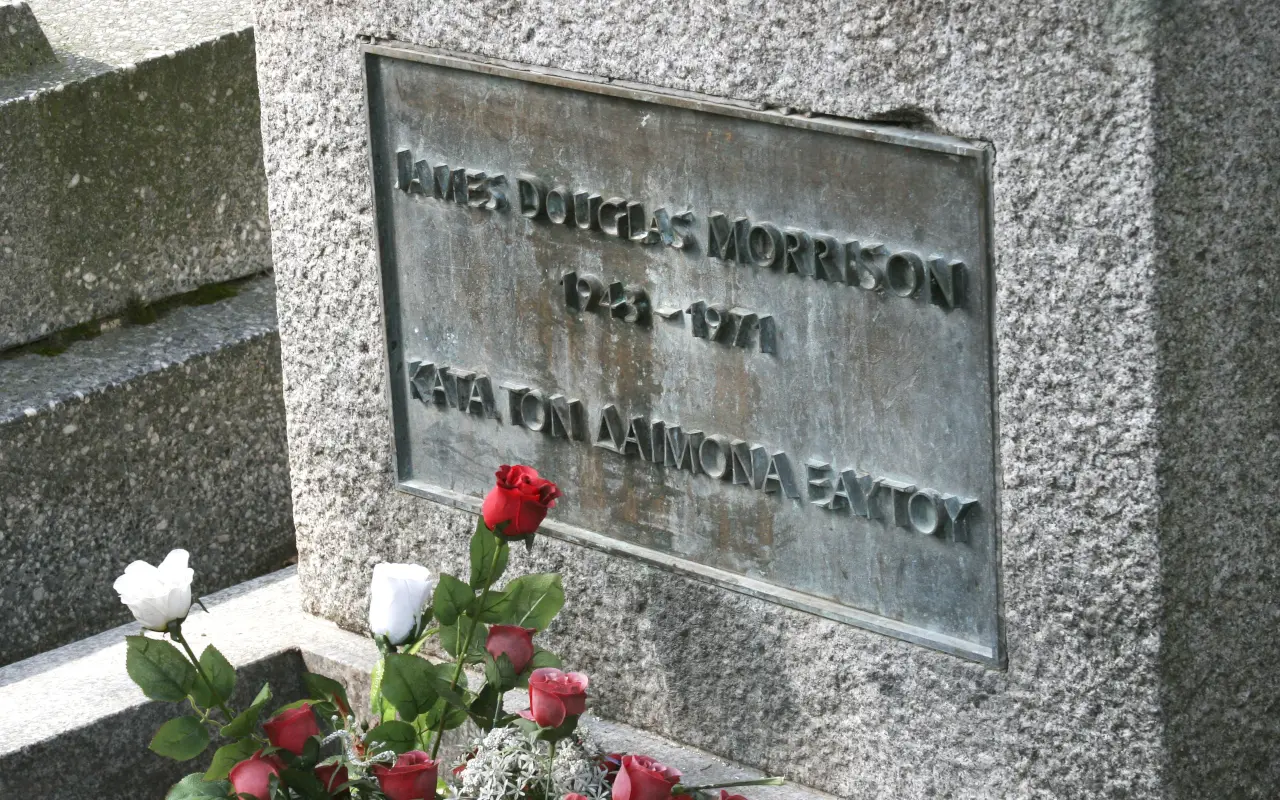Tumba Jim Morrison, líder de la icónica banda The Doors.