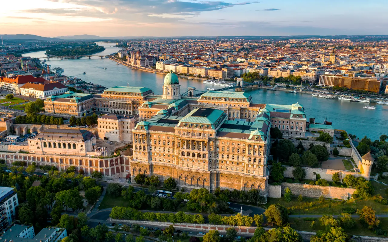 Vista aérea de Budapest y sus contrastes entre lo moderno y lo clásico.