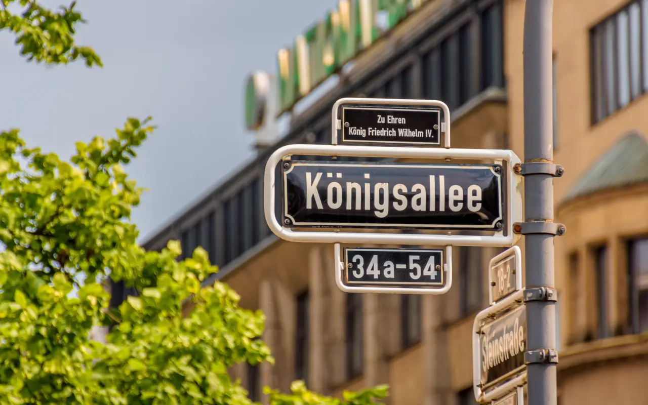 Señal de la calle principal de Düsseldorf (Königsallee)