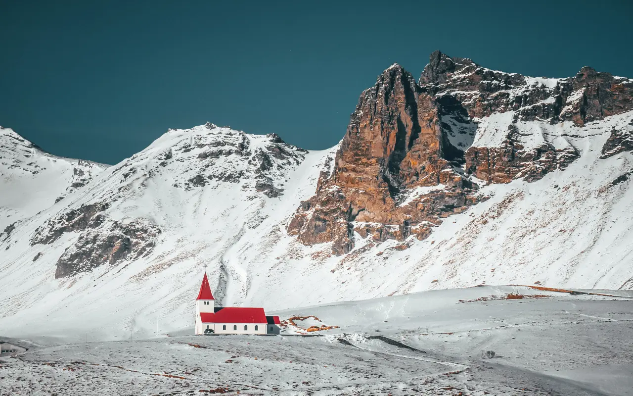El pueblo de Vik nevado en Islandia