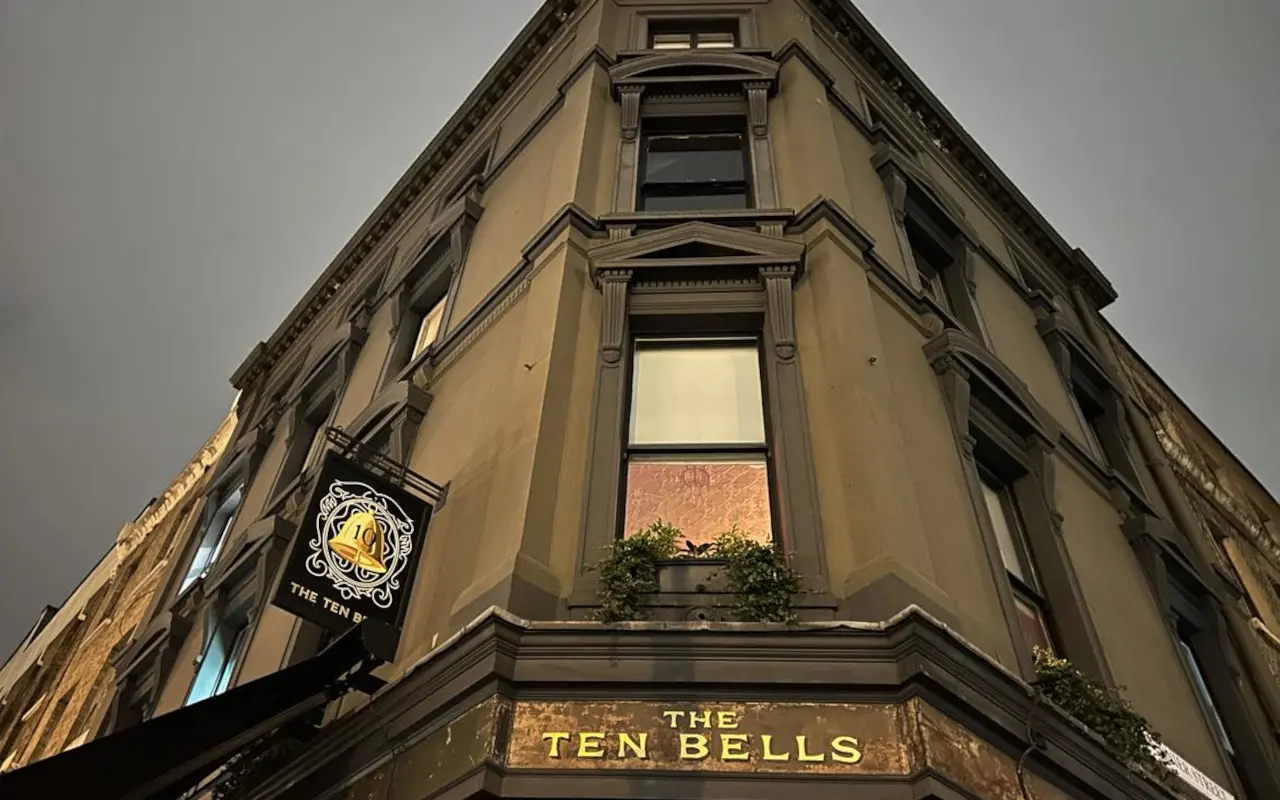 En las calles de Whitechapel, la oscuridad ocultaba sus peores secretos.