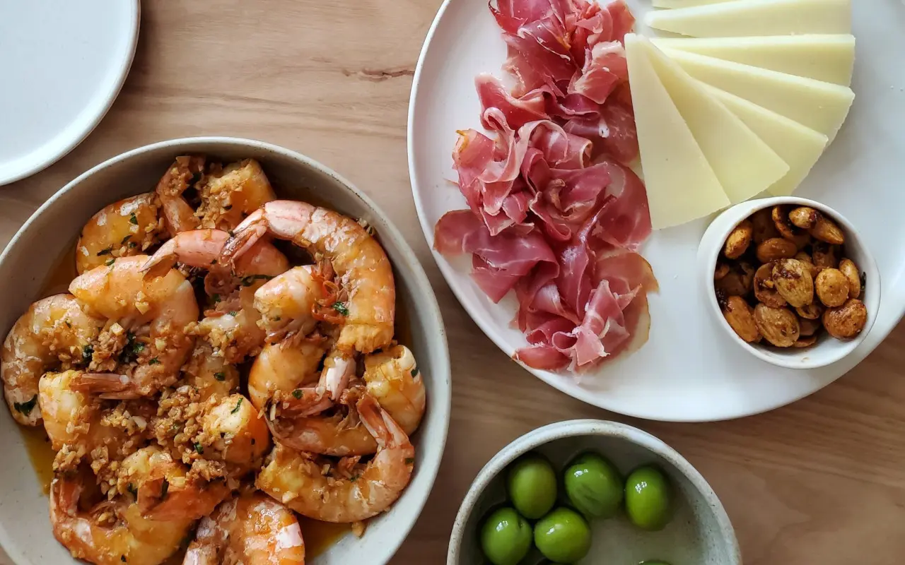 Jamón, queso y aceitunas, un placer para el paladar.