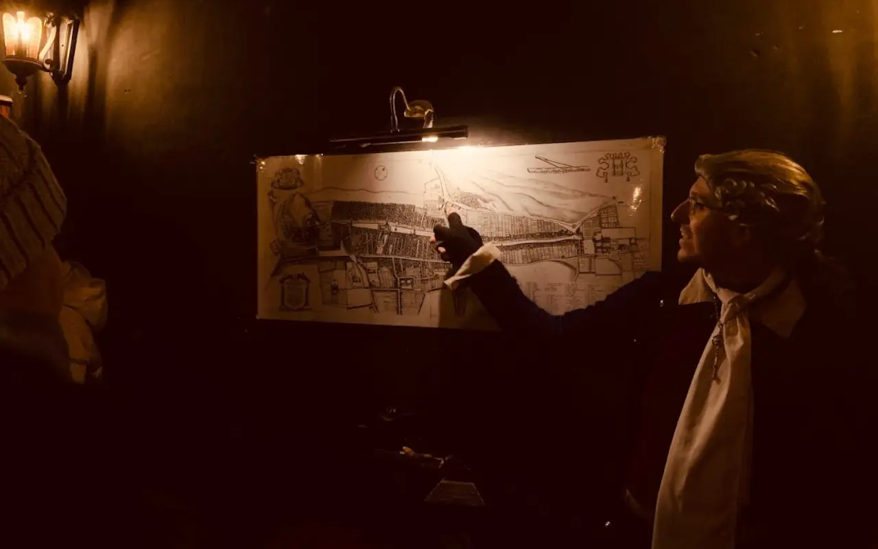 "Los visitantes, fascinados, siguen las historias de fantasmas y leyendas que emergen de las sombras.