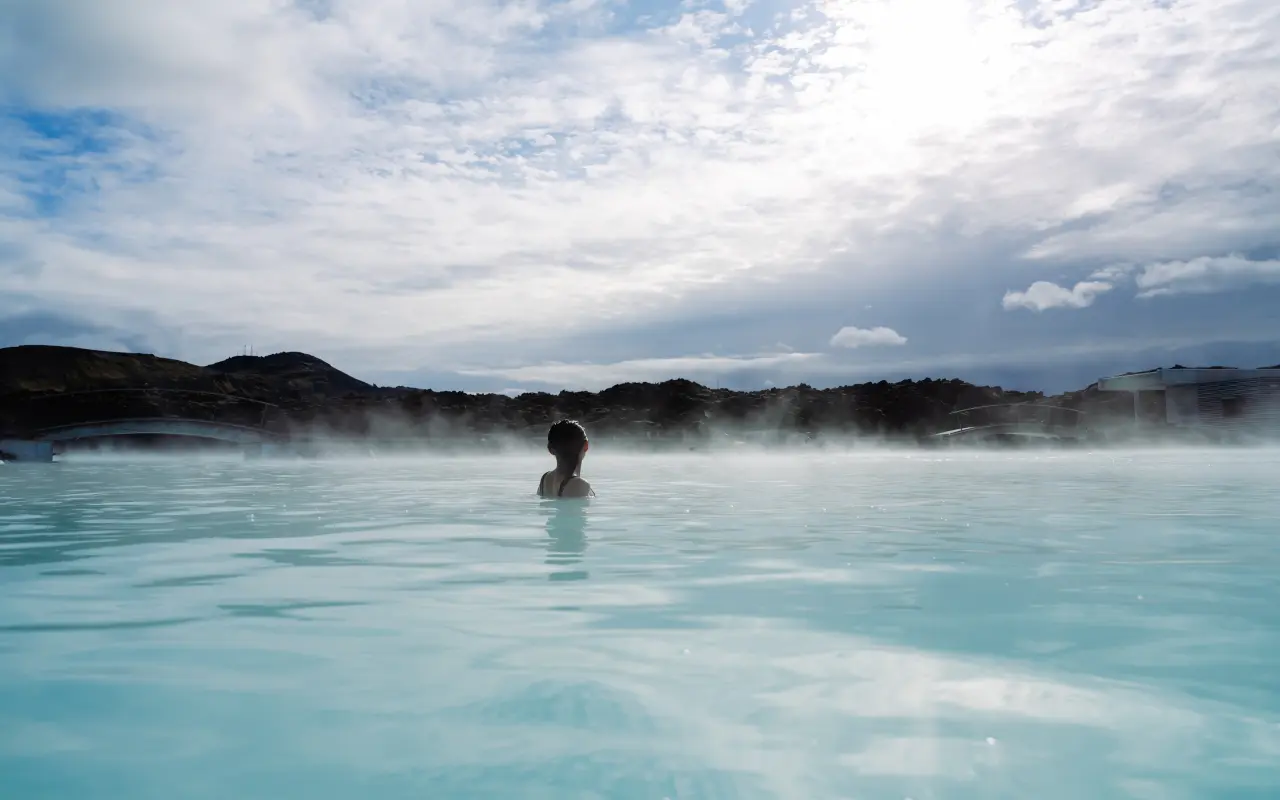 Mujer bañándose en la Laguna Azul en Islandia