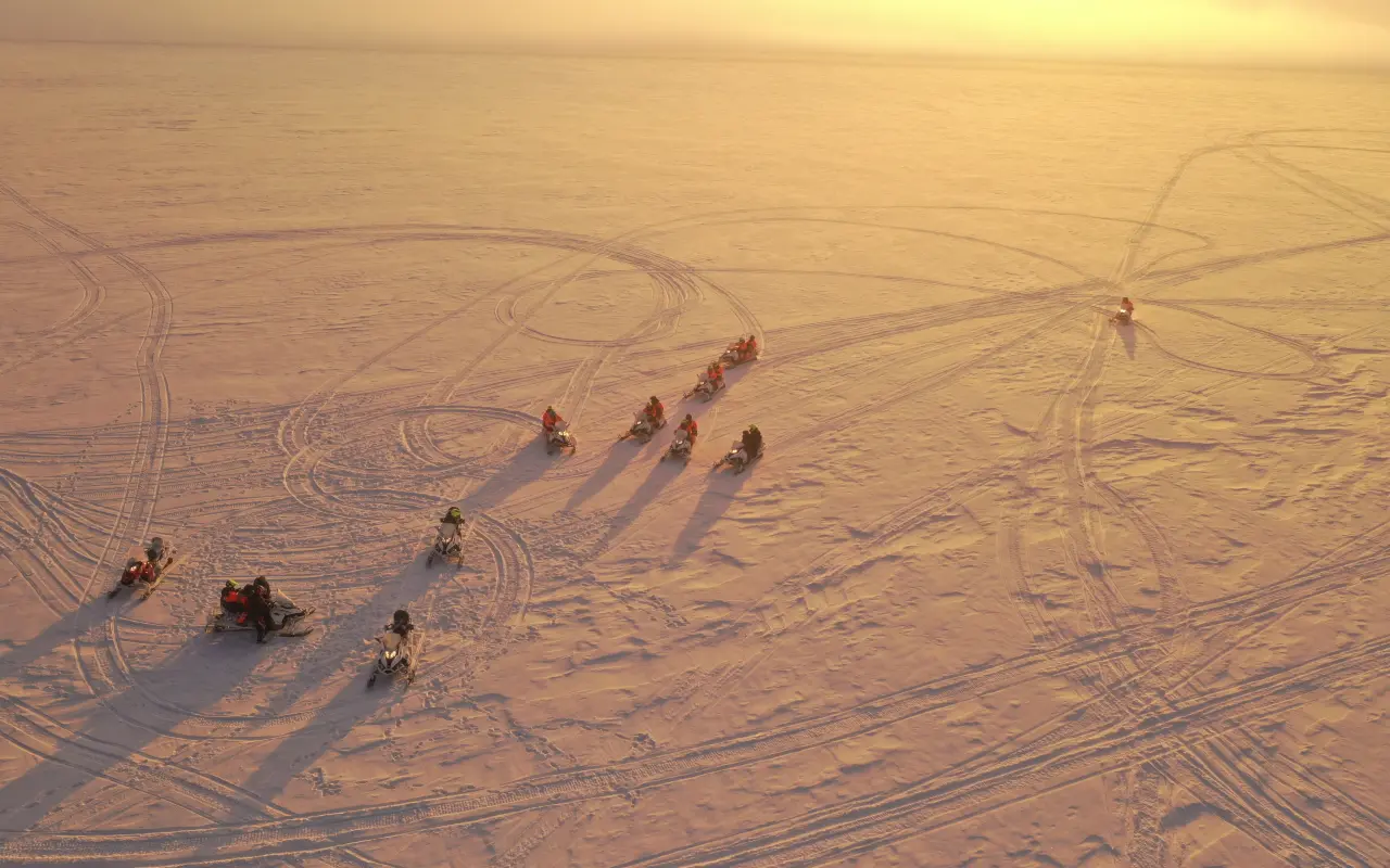 Motos de nieve en el glaciar de Langjökull