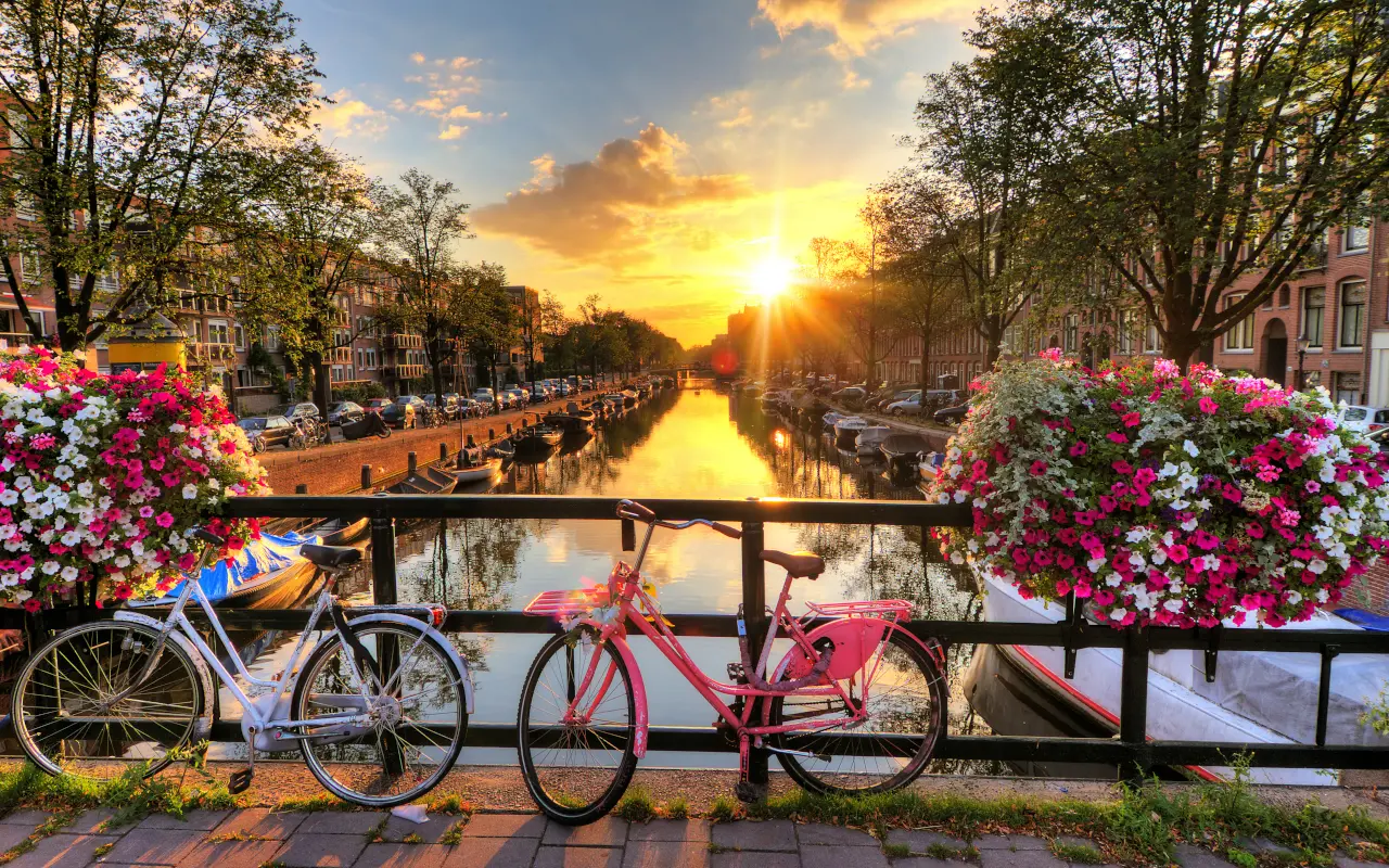 Vistas del canal de Ámsterdam desde un puente con bicicletas