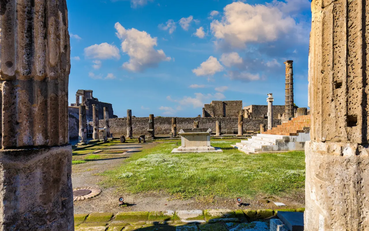 Ruinas de Pompeya, con columnas caídas que contemplaremos en esta excursión.