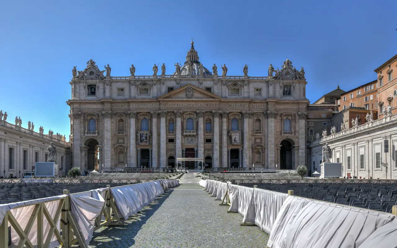 Sillas en la plaza dispuestas para la audiencia papal, donde los fieles esperan el saludo del Papa.