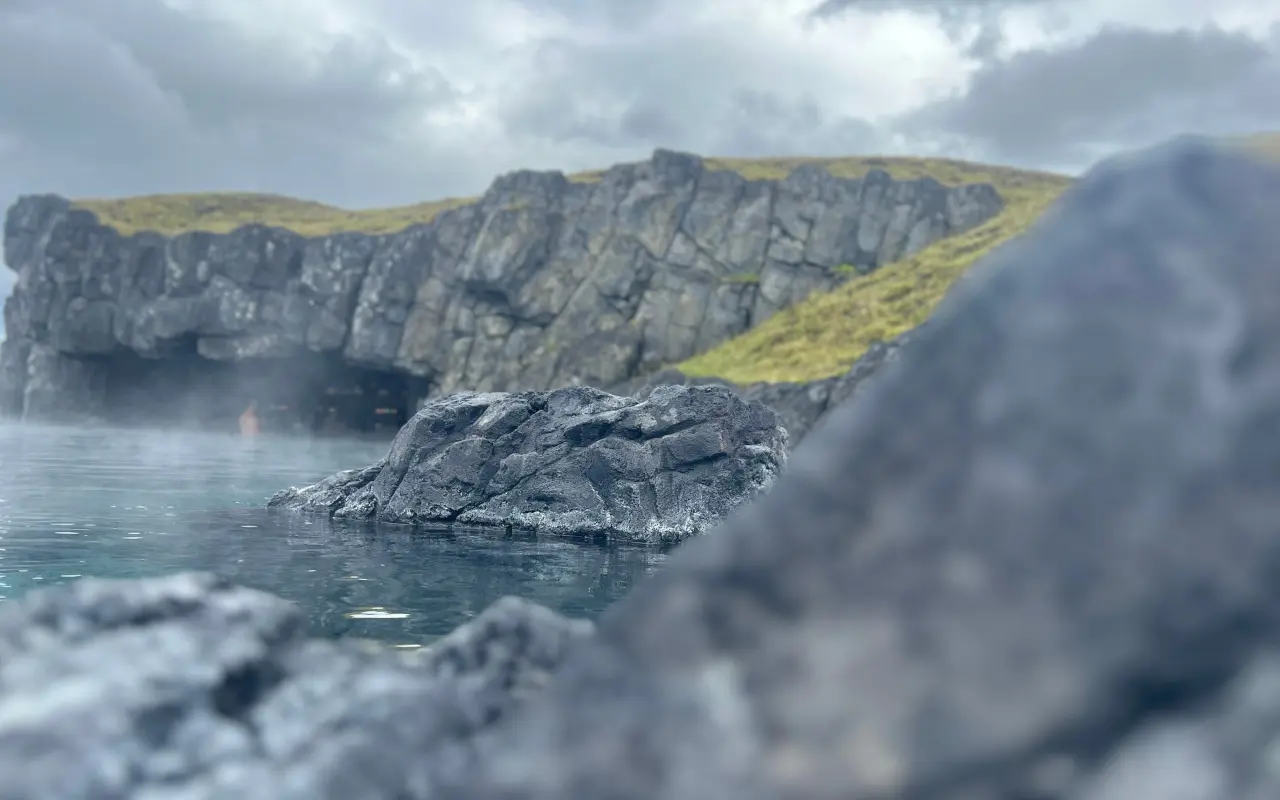 Vista rocosa del Sky Lagoon en Islandia