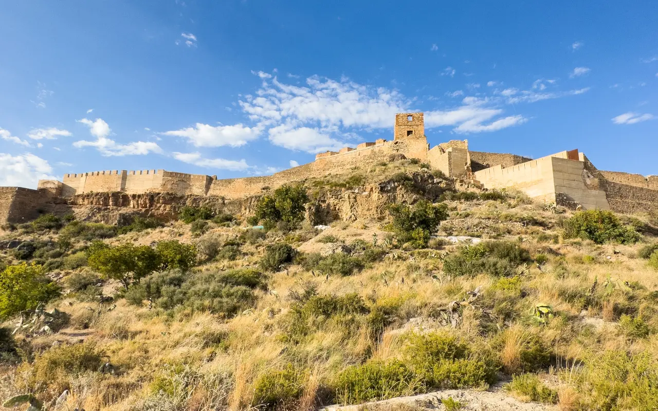La Vista Aérea del Castillo de Sagunto, que se alza imponente sobre la colina.