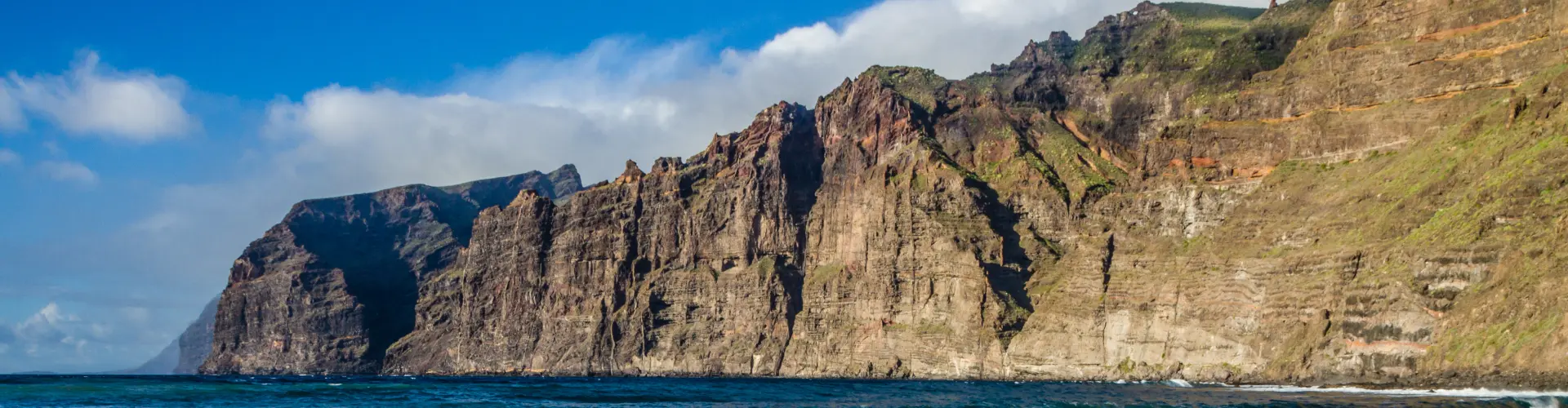 Impresionantes acantilados de los Gigantes, elevándose sobre el océano Atlántico en Tenerife.