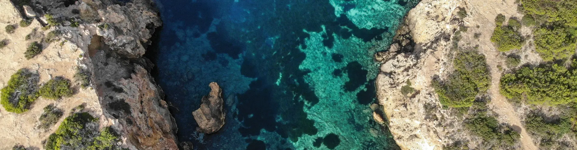 Cala Colodar en Ibiza, una de las más bellas y tranquilas de la isla.