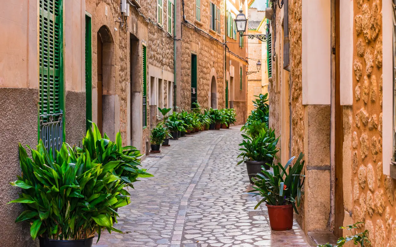 Una calle de postal que refleja la esencia tranquila y luminosa de Sóller.