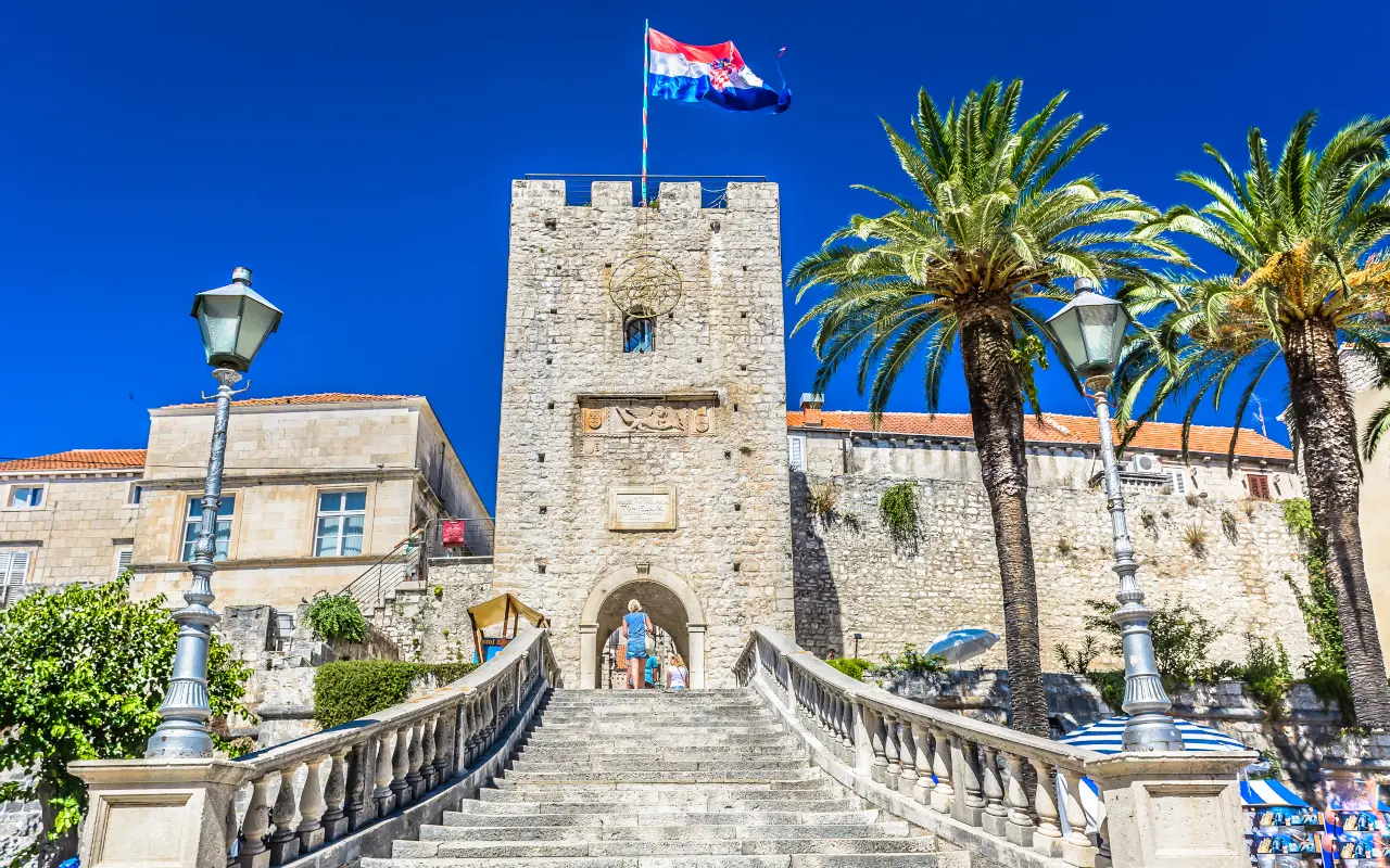 El casco antiguo de Korcula  guarda siglos de historia en sus iglesias, plazas y palacios de piedra.