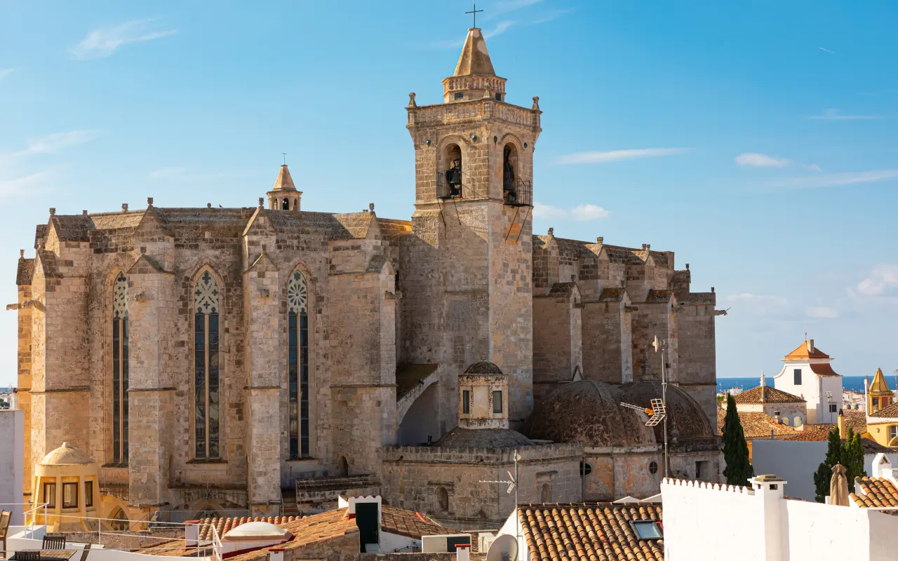 Catedral de Ciudadela, construida sobre una antigua mezquita, símbolo religioso y arquitectónico del casco antiguo.