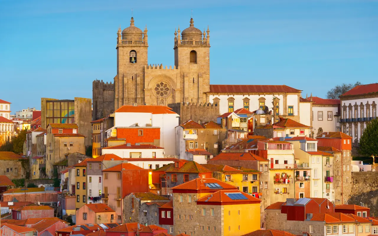 Barrio histórico de Ribeira con la catedral de Oporto al fondo