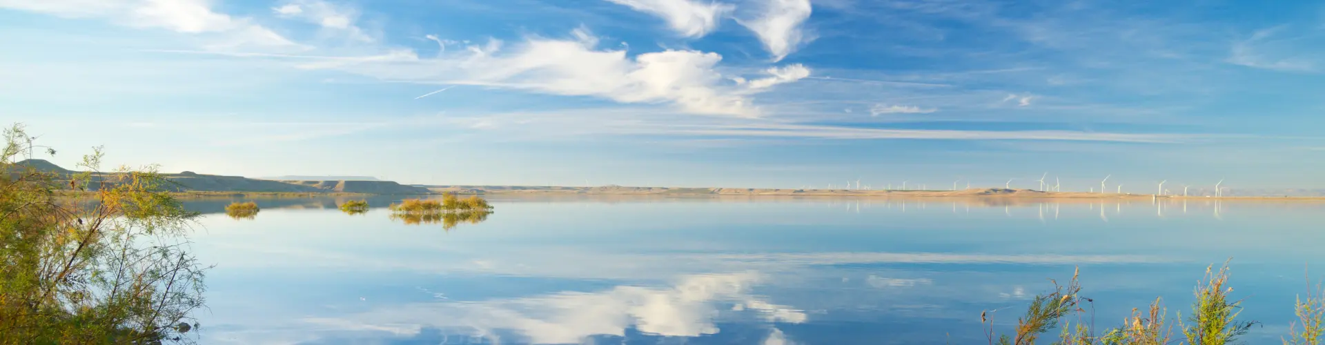 Embalse de La Loteta en la provincia de Zaragoza en un día soleado