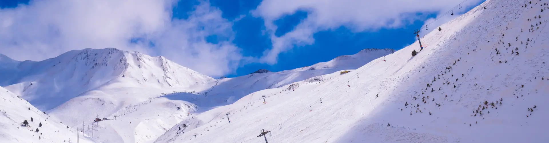 Parte alta nevada de la estación de esquí de Astún, Teruel