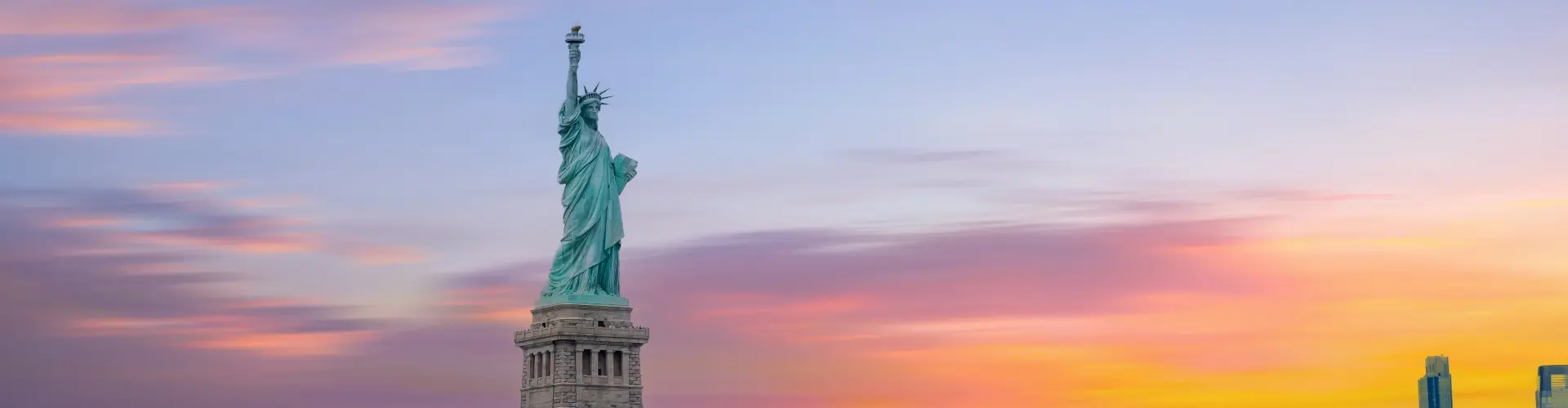 Estatua de la libertad al atardecer en Nueva York