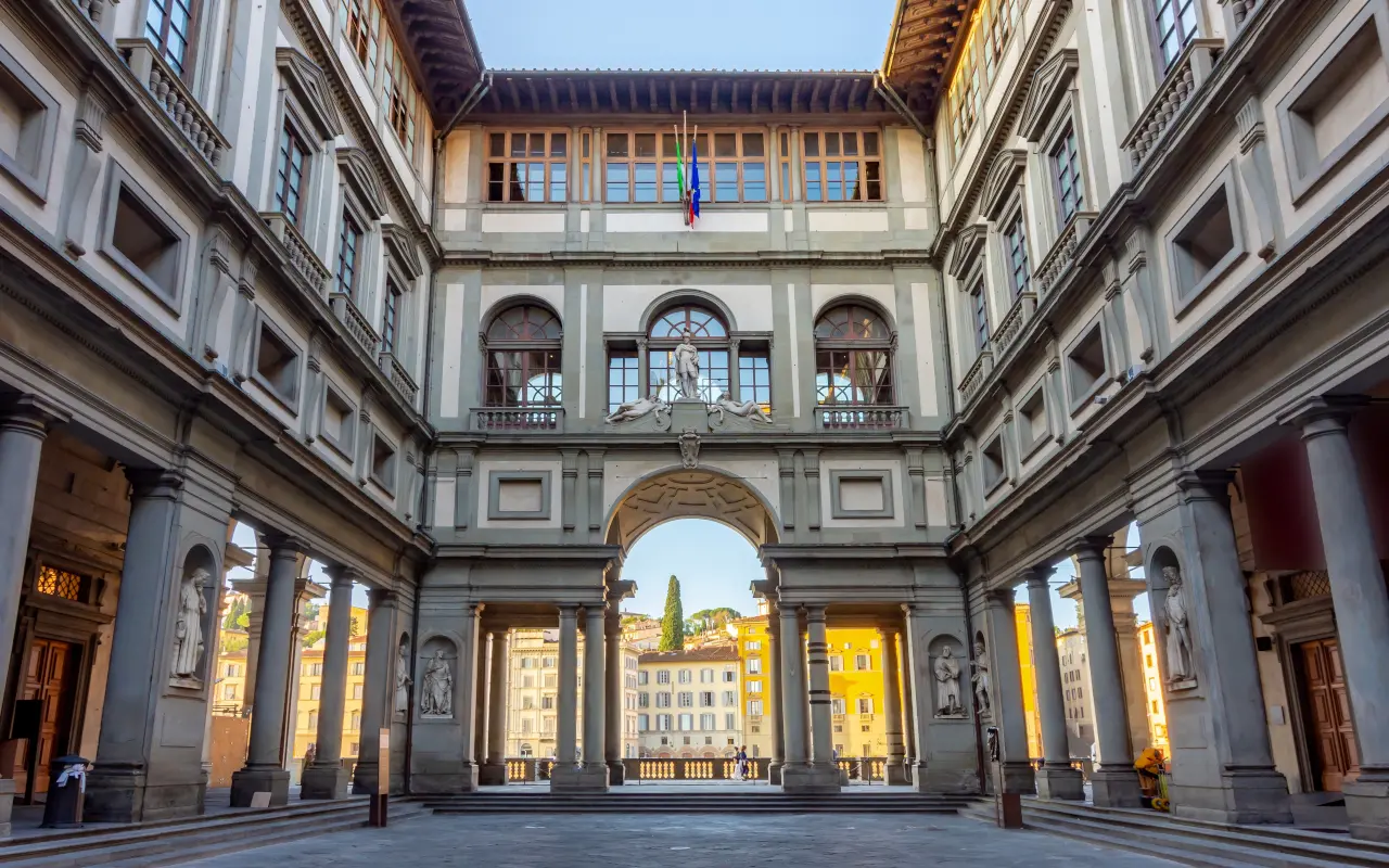 El imponente Palazzo degli Uffizi, un tesoro arquitectónico que cautiva a los visitantes desde su entrada.