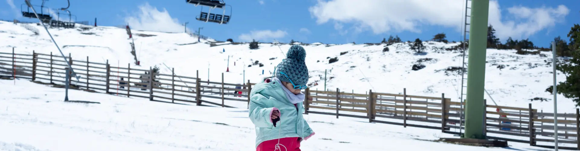 Niño caminando por la nieve de la estación de esquí de Javalambre