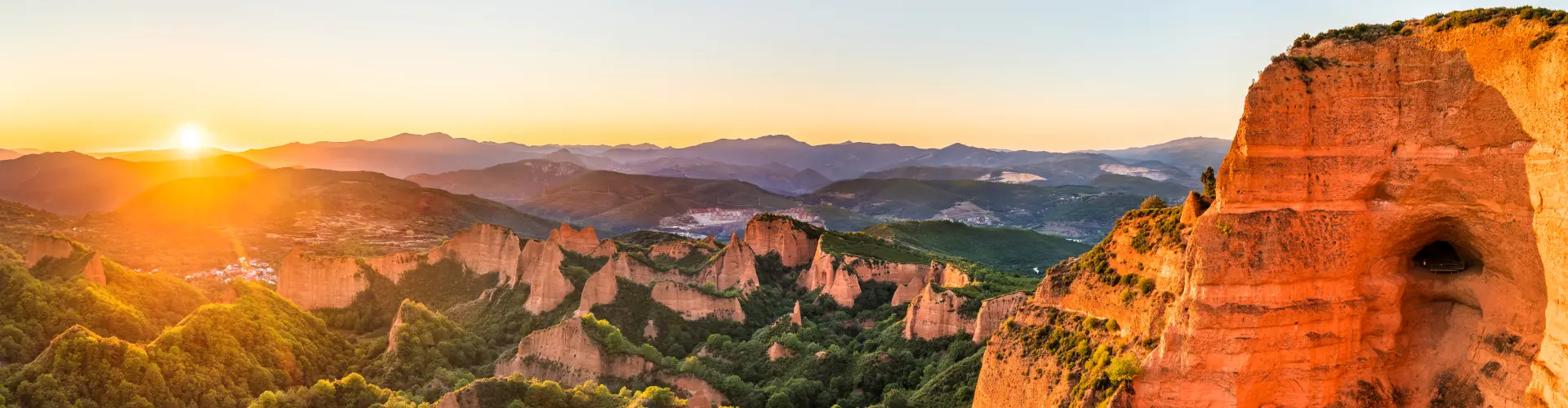 Atardecer en El Bierzo con las Médulas de fondo