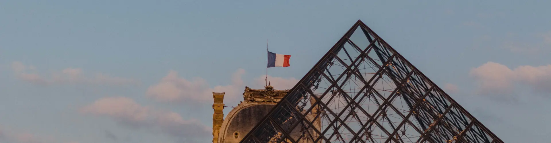 Pirámide exterior del Museo del Louvre, París