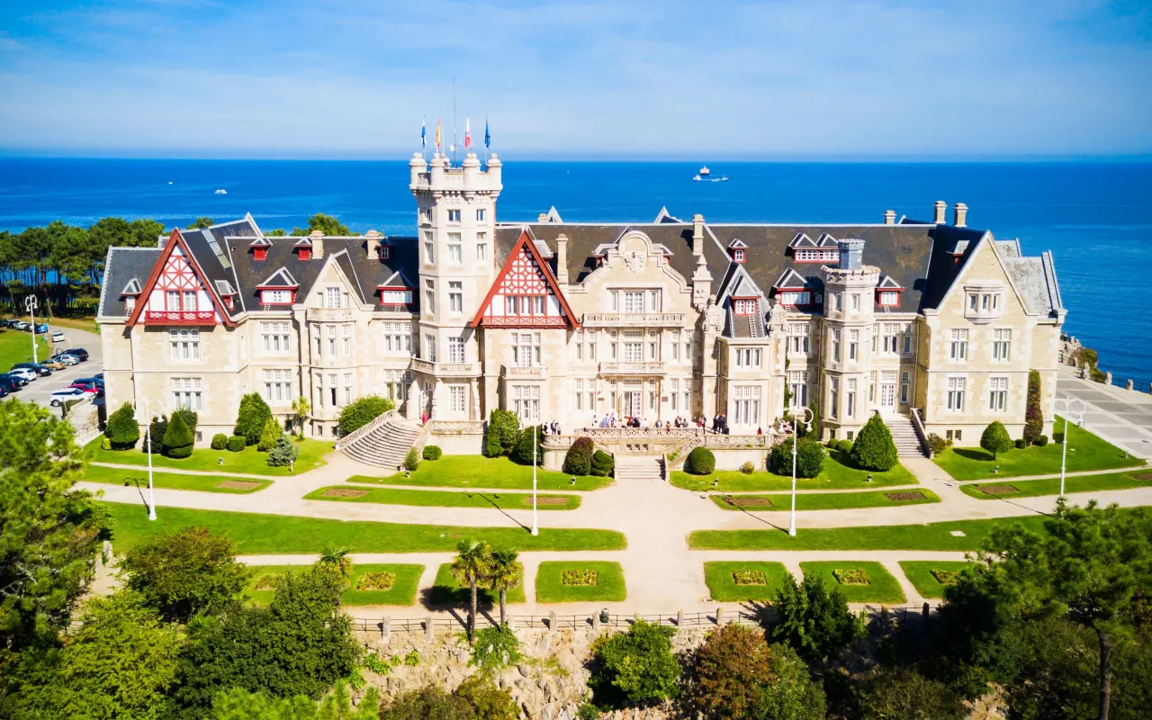 Palacio de la Magdalena en la península de Santander