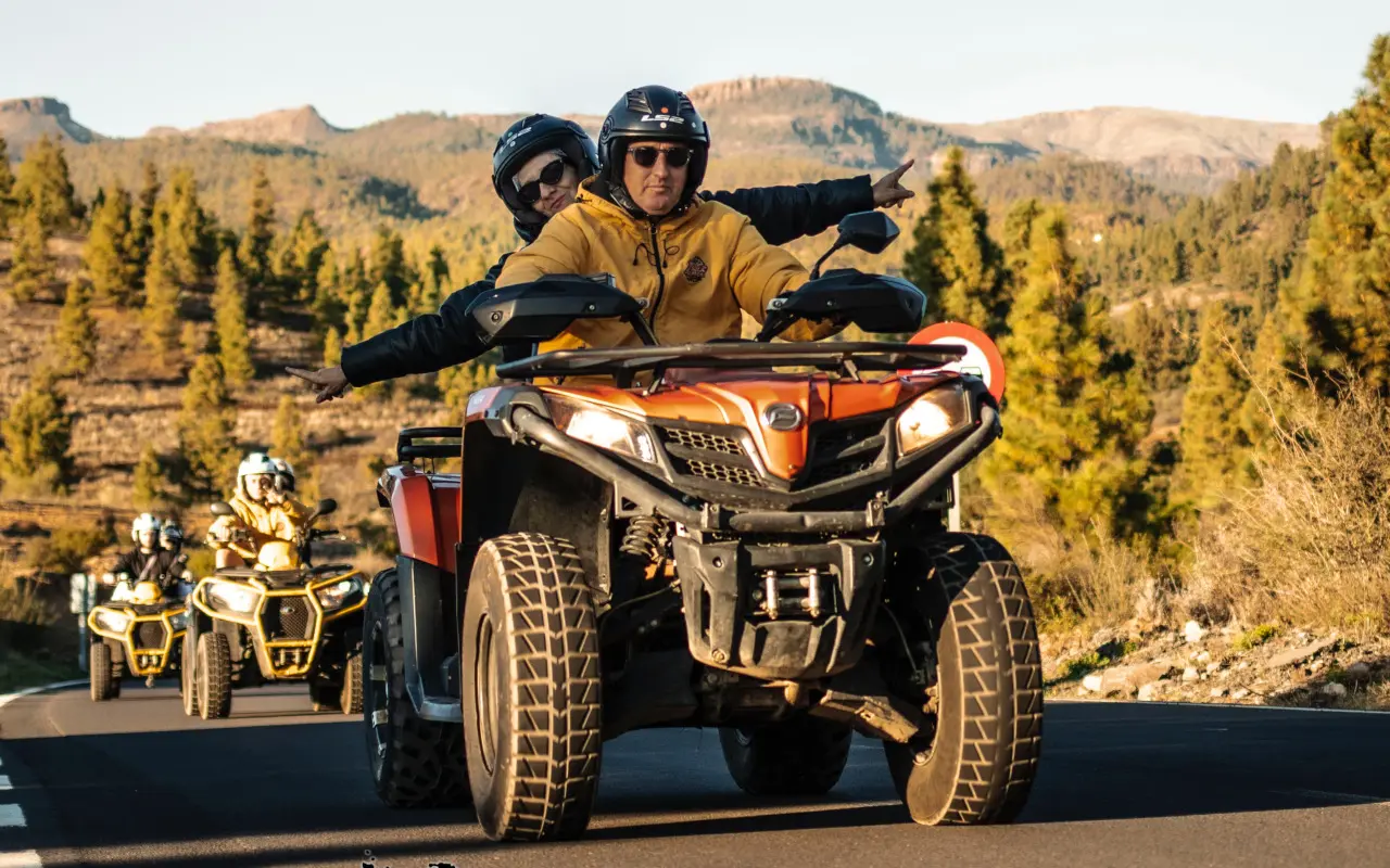 Pareja monta en quad de camino hacia el Teide, Tenerife