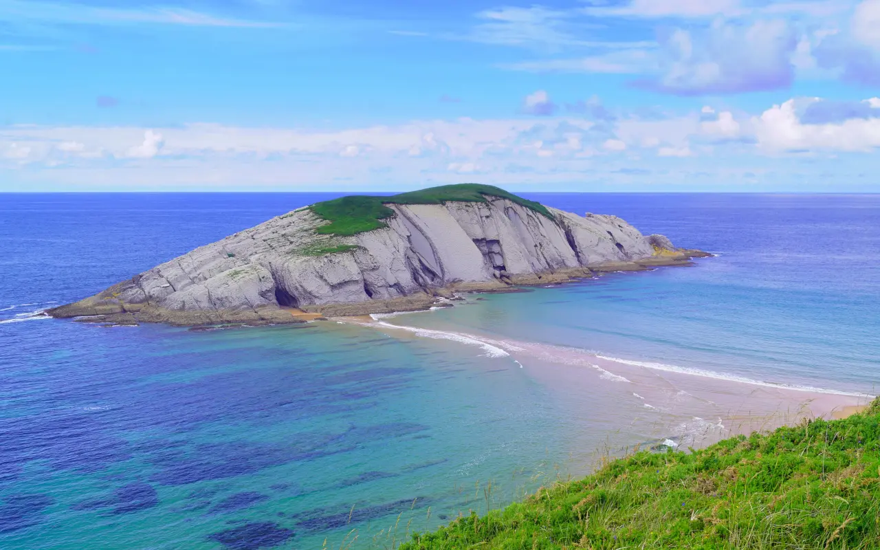  La playa de Covachos en Soto de la Marina, Cantabria