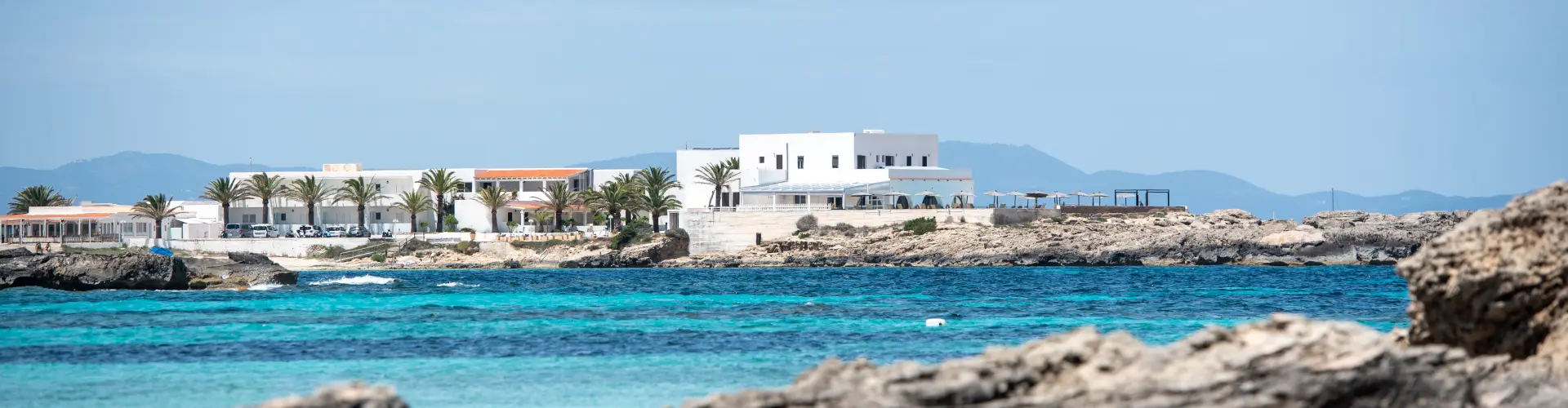 Vistas de la playa de Es Pujols en Formentera, Islas Baleares