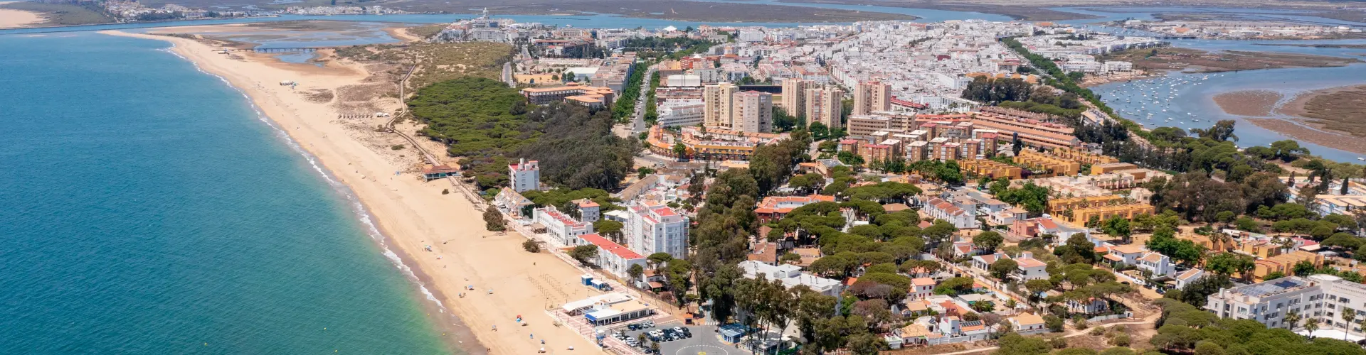 Playa de la provincia de Huelva con arena fina y aguas cristalinas en Islantilla, 