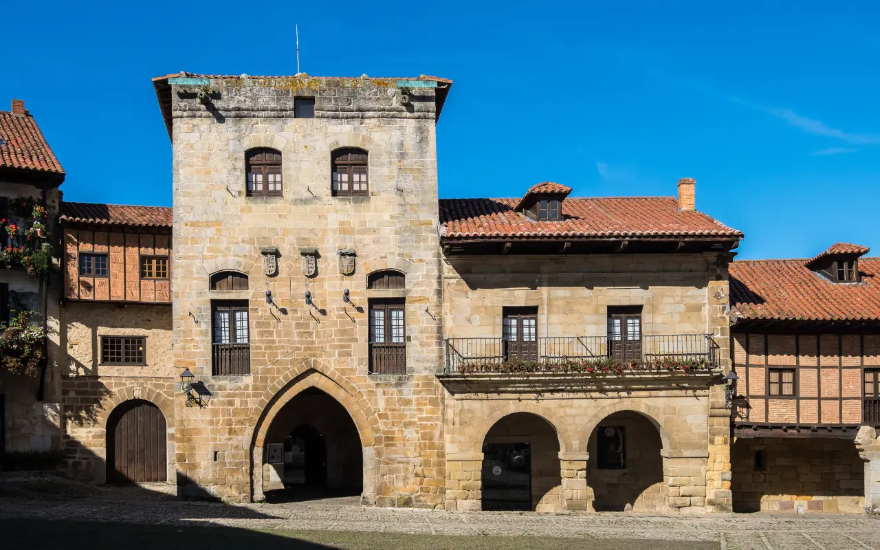Vista central de la plaza mayor de Santillana del Mar, Cantabria