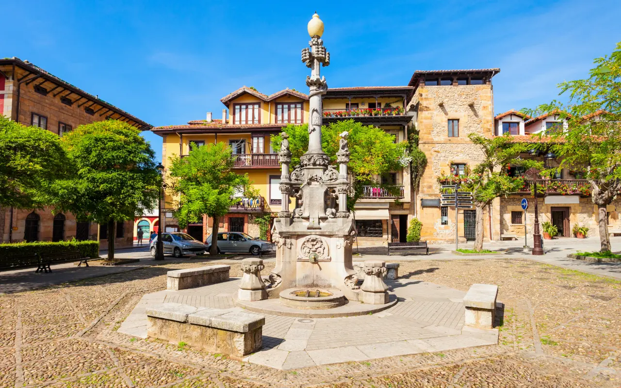 La plaza de Tres Caños en la localidad de Comillas, Cantabria