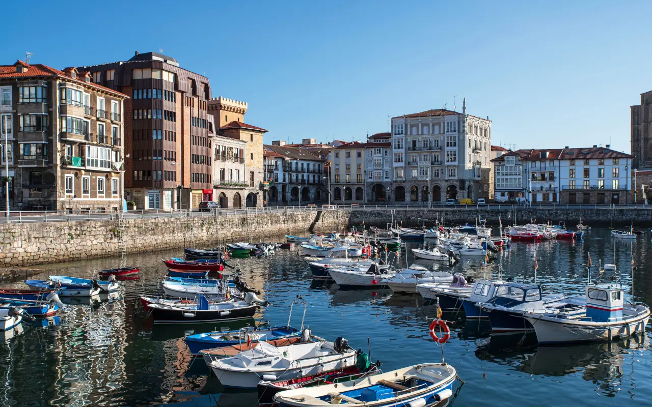 Pequeño puerto pesquero de Castro Urdiales, Cantabria