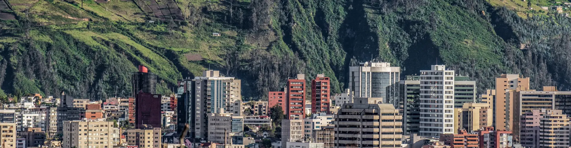 Vista de Quito, con sus edificios coloniales y modernos, y el Monte Pichincha al fondo.