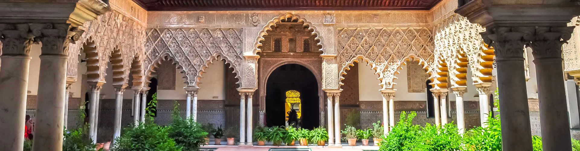 El  patrio del Real Alcázar de Sevilla, el palacio real de origen musulmán.