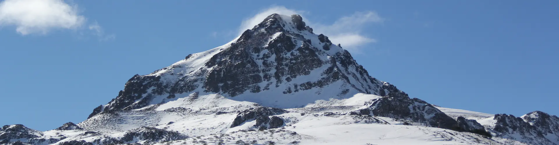 Pico nevado en la estación de esquí de San Isidro, León
