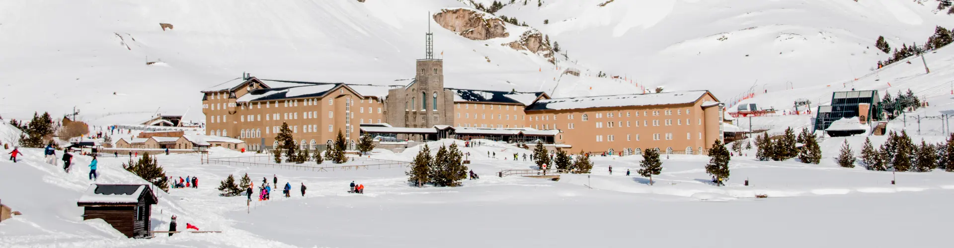 Vall de Núria nevado en el pirineo catalán, Girona