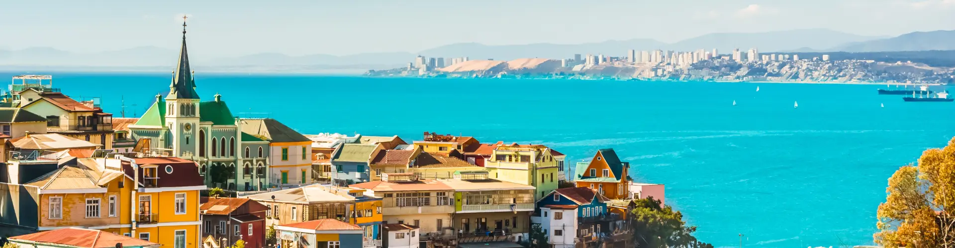 Vista de Valparaíso, con sus coloridas casas colgando sobre las colinas.