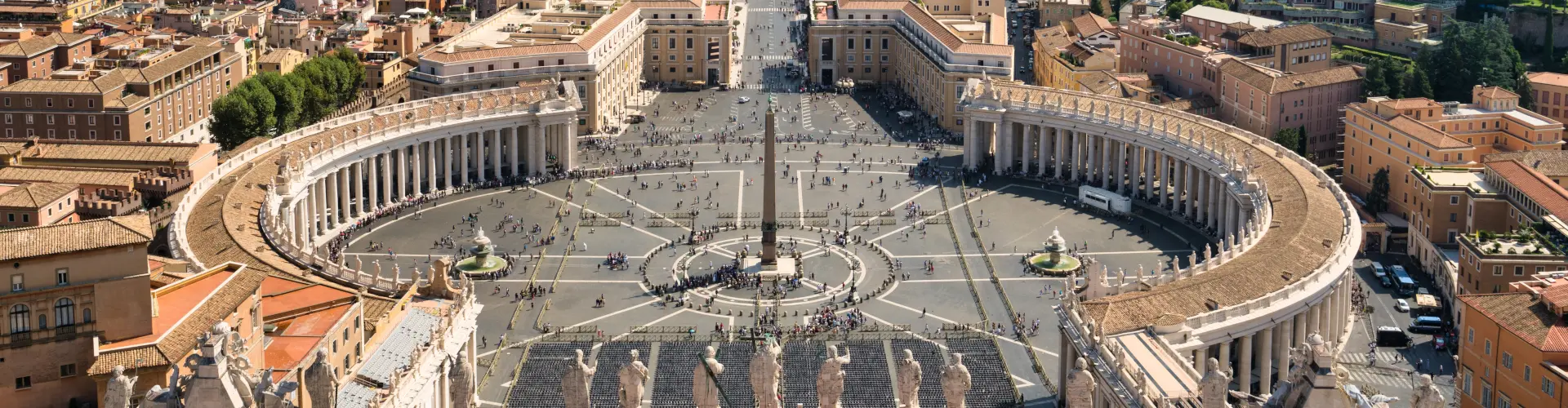 Vista del Vaticano con la imponente Basílica de San Pedro.