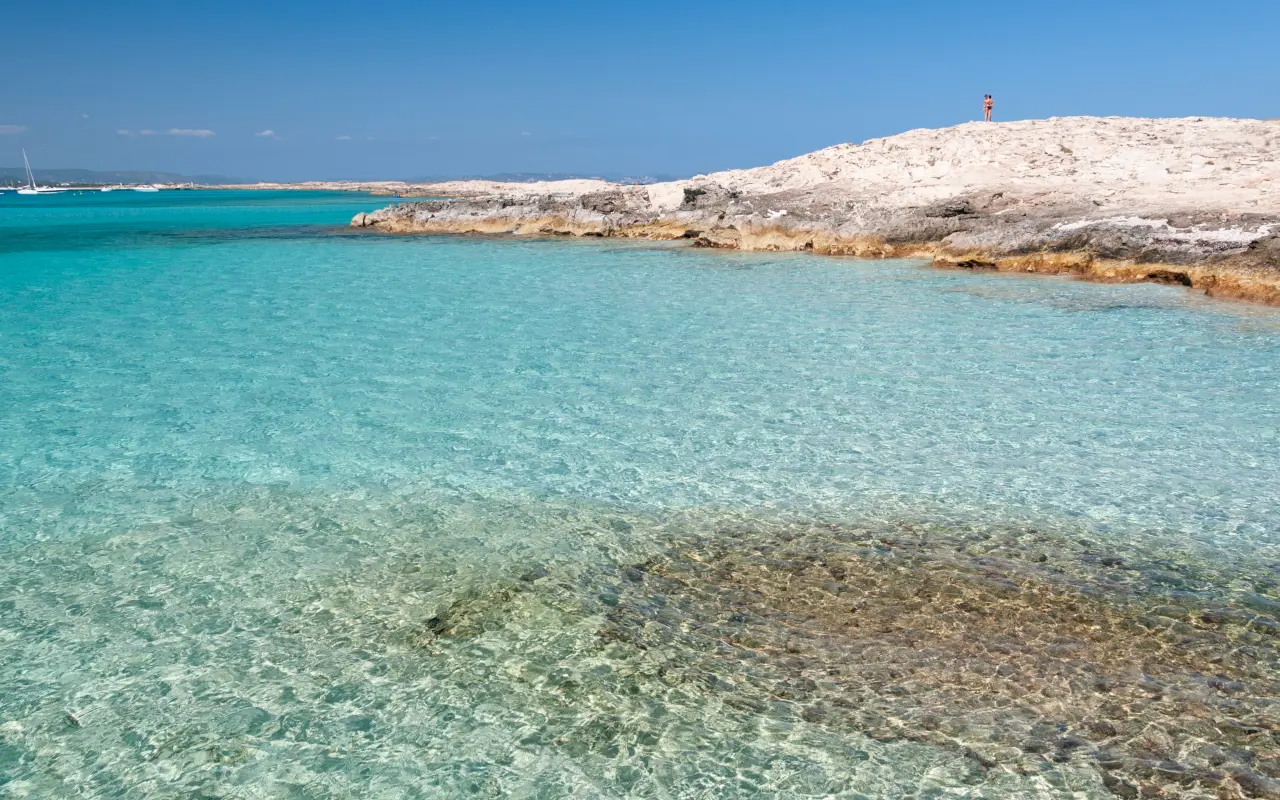 Aguas turquesas de Ses Illetes, perfectas para practicar deportes.