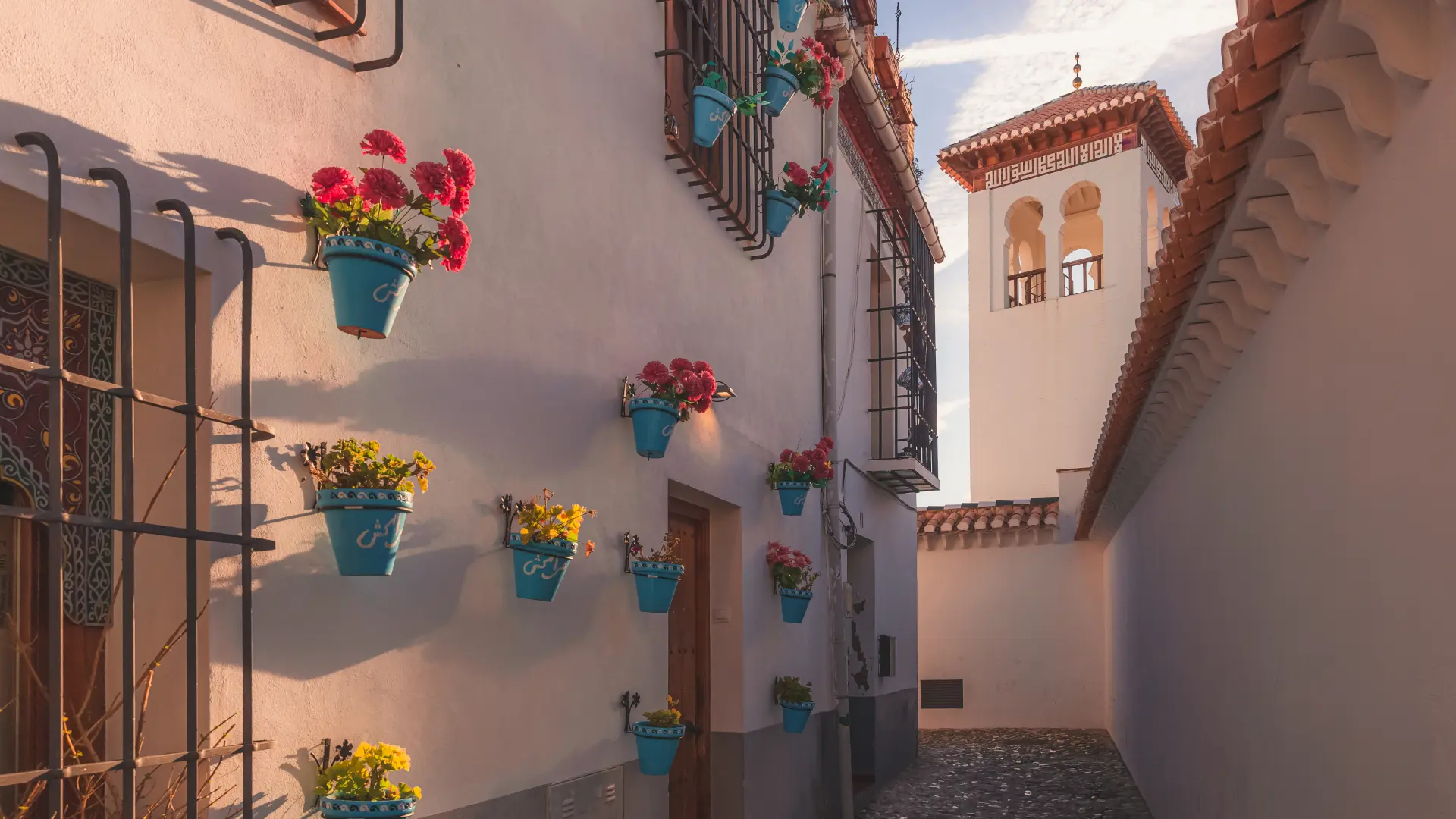 Mañana con luz dorada sobre las tranquilas y pintorescas calles empedradas del Albaicín, Granada