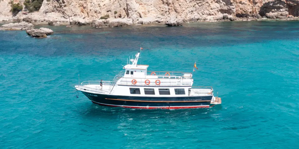 Barco de actividades en las cristalinas aguas de Palma de Mallorca