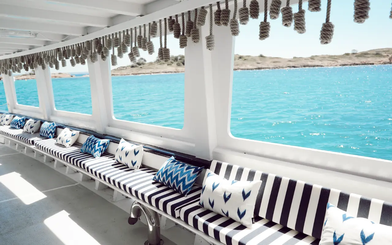 Vistas desde la zona de descanso del barco en la bahía de Palma de Mallorca